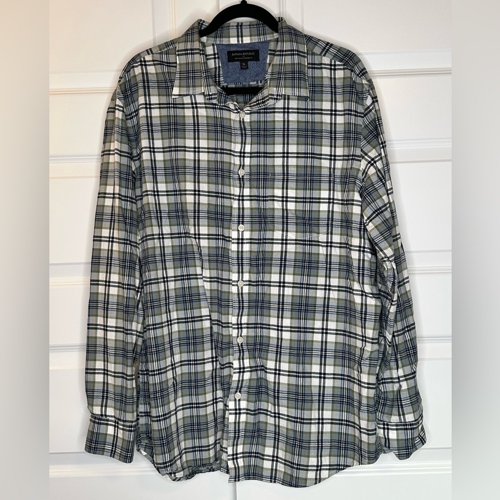 Banana Republic Soft Wash Standard Fit Button Down - EUC